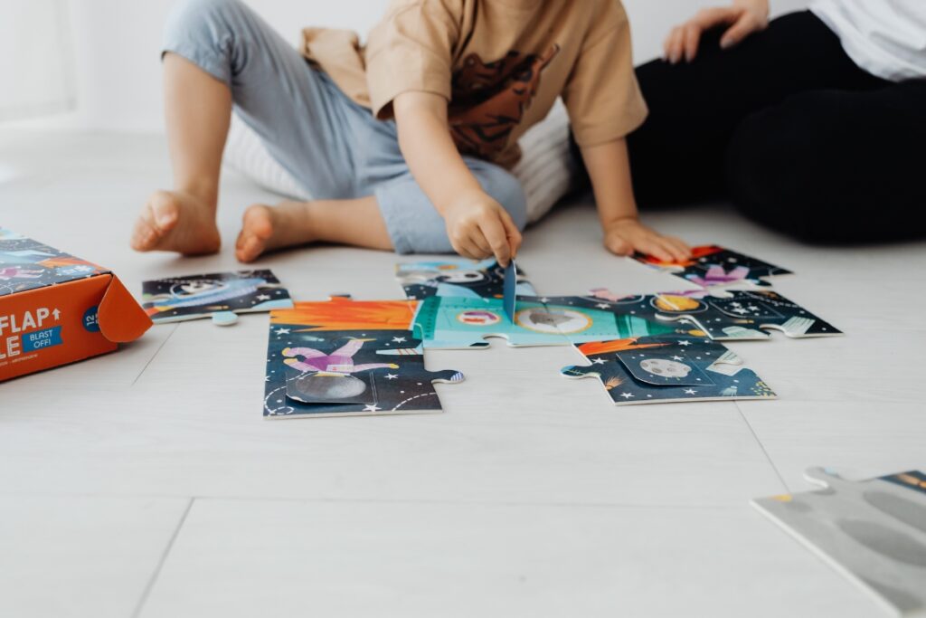 Enfant concentré sur un puzzle, outil éducatif adapté à l’autisme
